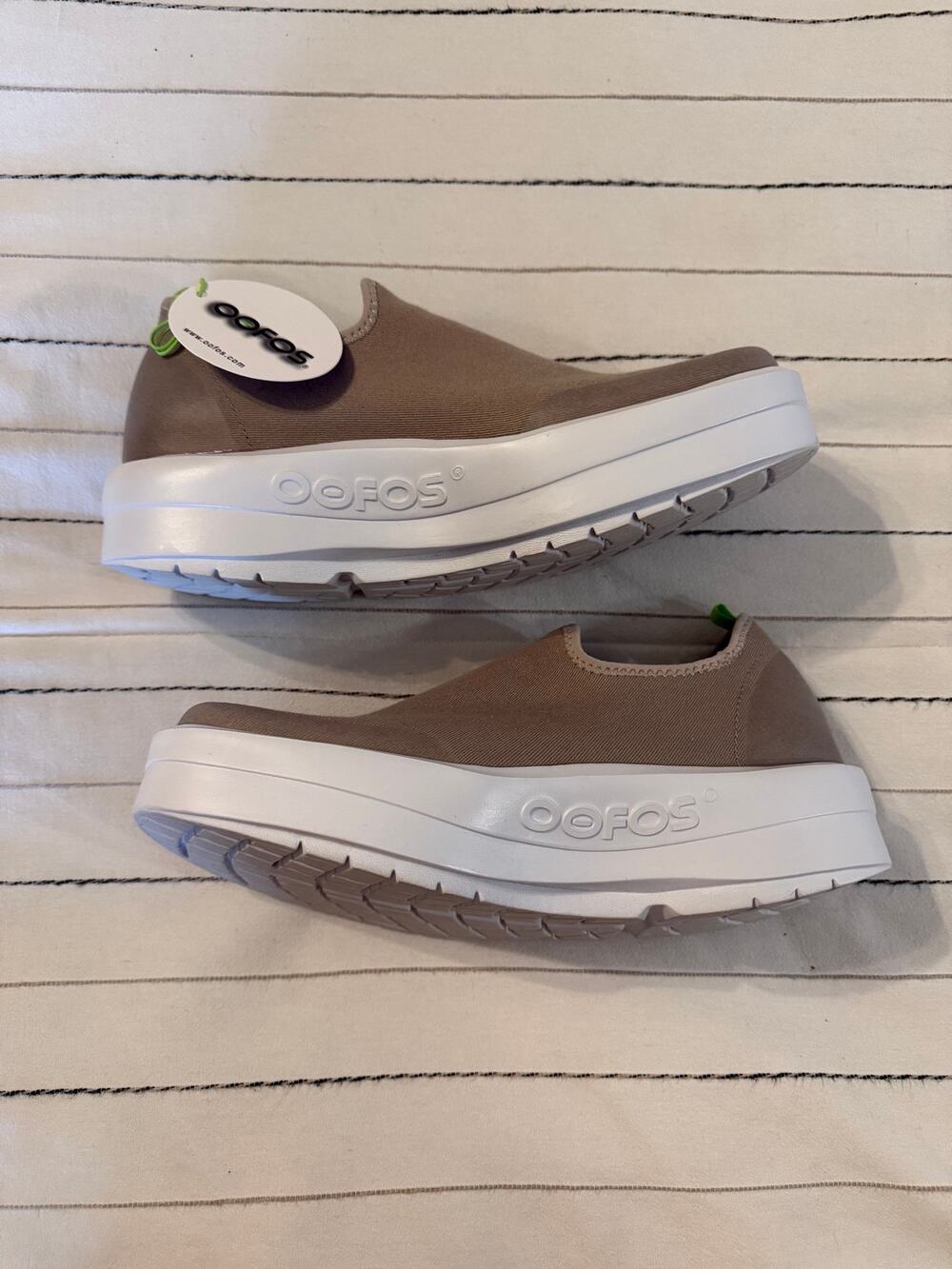 OOFOS OOmg eeZee Low Recovery Shoes - Taupe with White Platform